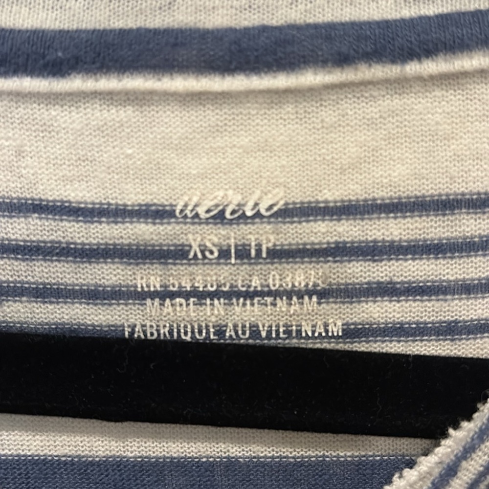 Aerie - short sleeve crew neck t-shirt - size XS. White with baby blue stripes - Picture 5 of 11
